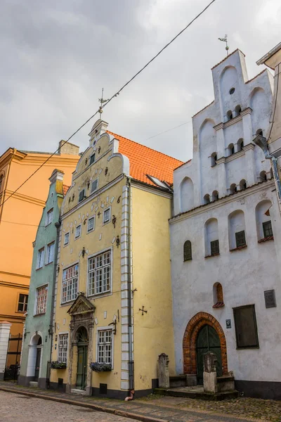 Riga, Letonya - 26 Haziran 2014. Üç kardeş üzerinde Riga, evler 