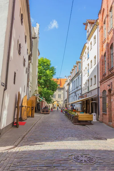 РИГА, Латвия - 26 июня 2014 года. Вид на улицу в Старом городе на — стоковое фото