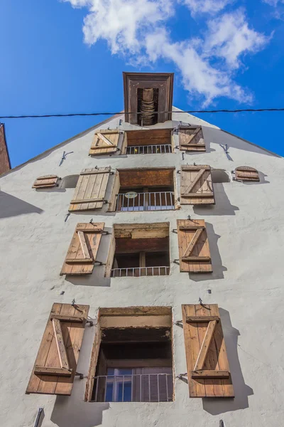 Edificio con ascensor mecánico en el casco antiguo de Riga — Foto de Stock