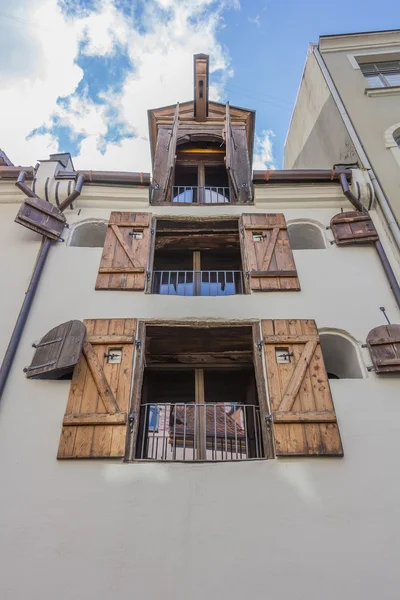 Edificio con ascensore meccanico nel centro storico di Riga — Foto Stock