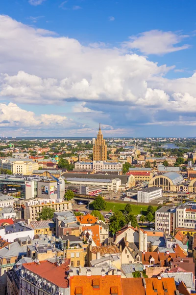 Riga, Letland - 26 juni 2014. uitzicht vanaf de st. peter's kerk o Rechtenvrije Stockfoto's