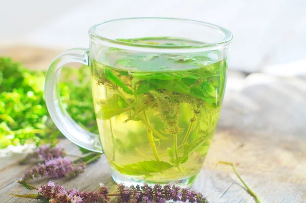 Tazas de té con menta en la mesa de madera —  Fotos de Stock