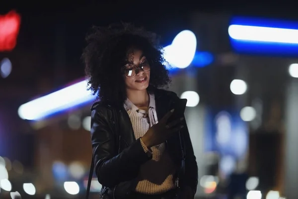 Porträtt Ung Söt Krullig Afro Amerikansk Flicka Nattstadsljus Neonbelysning — Stockfoto