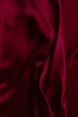 Kırmızı pürüzsüz kumaş dokuyu katlar. Lüks saten kumaş..