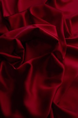 Kırmızı pürüzsüz kumaş dokuyu katlar. Lüks saten kumaş..