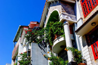 Kemerli mimarisi ve canlı tırmanma tesisleri olan renkli Akdeniz esinlenilmiş bir ev.