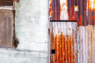 Rustik eski beton bina dış yüzeyinde eski metal paneller.