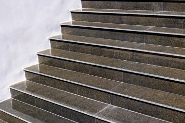 Güneş ışığı gölgeli taş merdivenlere yakın çekim.