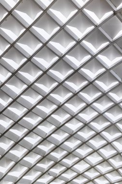 Soyut geometrik tavan. Mimari tasarımda beyaz tekrarlayan elmas desenleri var..