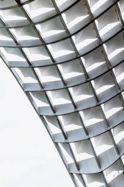 Geometrik desenli ve soyut tasarımlı modern mimari yapı.