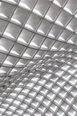 Simetrik metal kafes çatı tasarımlı modern geometrik mimari.