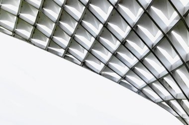 Geometrik desenli tavan yapısına sahip modern mimari tasarım.