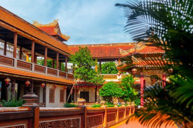 Süslü çatıları ve yemyeşil bahçeleri olan geleneksel Asya mimarisi..