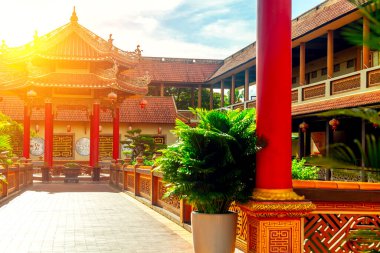 Geleneksel mimarisi ve güneşli avlusu olan Antik Asya tapınağı.