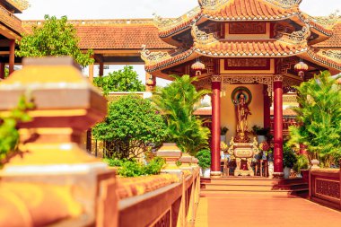 Süslü mimarisi ve gür yeşilliği olan geleneksel Asya tapınağı..