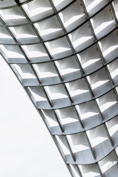 Geometrik desenli ve soyut tasarımlı modern mimari yapı.