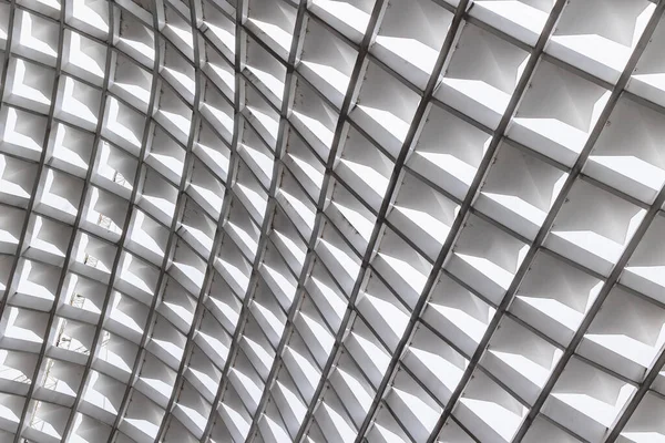 Geometrik tavan desenli modern mimari tasarım ve dinamik ışık oyunu.