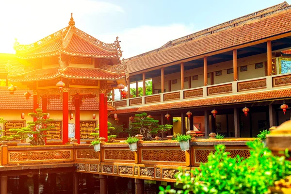 Geleneksel Asya tapınağı ve avlusu dekoratif mimarisi ve güneşli atmosferiyle.