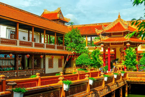 Süslü mimarisi ve yemyeşil bahçeleri olan geleneksel Asya tapınağı.