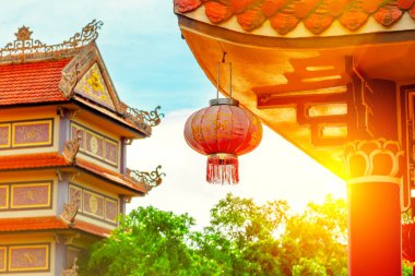 Günbatımında kırmızı fenerli geleneksel Asya mimarisi.