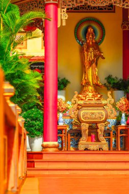 Altın heykeli ve renkli dekoruyla Budist tapınağı..