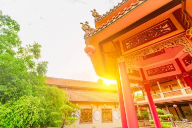 Sunlit geleneksel Asya mimarisi süslü detaylar ve yemyeşil.