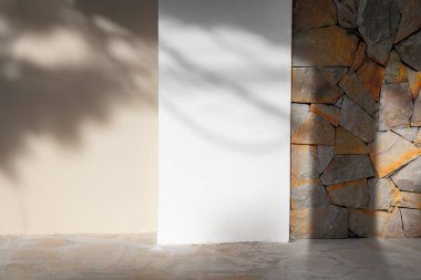 Güneşli taş duvar ve yumuşak gölgeli pürüzsüz yüzeyler.