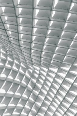 Dinamik geometrik desenli soyut mimari yapı.