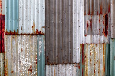 Değişik renk ve dokularda paslanmış metal paneller.