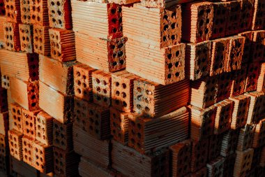 İnşaat projeleri için gün ışığında kırmızı kil tuğla yığını.