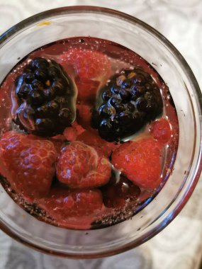 Taze kırmızı ahududu ve mavi böğürtlenli soğuk karbonatlı limonata