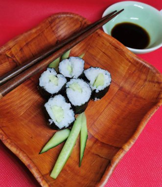 Ahşap tabakta soya soslu salatalıklı vejetaryen.