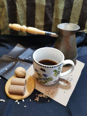  Türk, beyaz fincanlı, peçeteli kahve, şekerli, siyah kumaşlı cevizli.