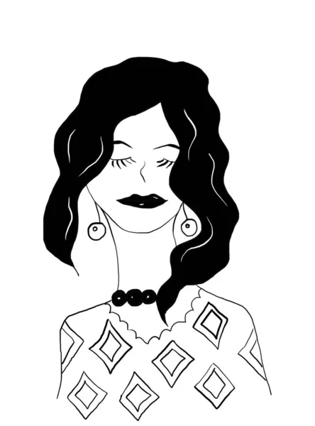 長い巻き毛と幾何学模様のブラウスに大きな唇を持つ黒と白の女性の肖像画 — ストック写真
