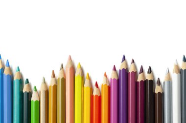 çok renkli kalemler beyaz arkaplanda yatar