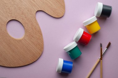 Palet, fırça ve boya için ayarlandı, üst görünüm