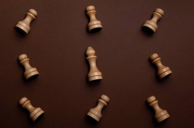 Kahverengi arkaplan görünümünde satranç takımı