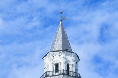 Eğimli bir kulenin tepesinde, yaklaş.