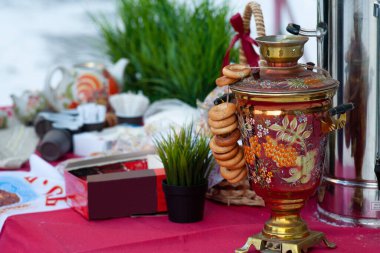 Şenlik masasında simit taşıyan bir semaver.