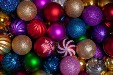 çok renkli noel baloları, yeni yıl kartı