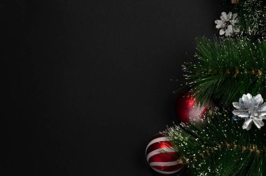 Yeni yıl kartı, kırmızı topları olan köknar dalı