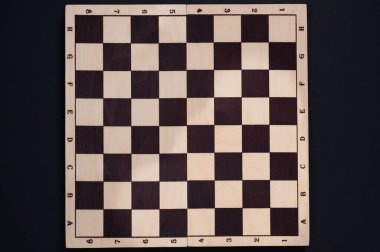 Siyah arkaplan görünümünde ahşap satranç tahtası