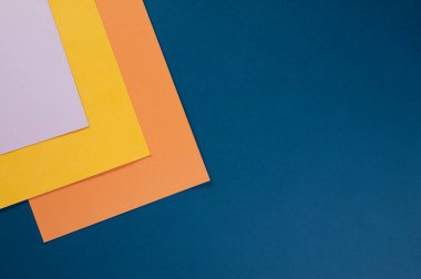 Masadaki yaratıcılık için renkli kağıtlar.