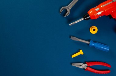 Çocukların aletleri masaya uzanıyor, boşluğu kopyala