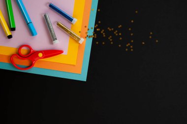 Fotokopi alanı olan DIY konsept afişi. Yoğun renkli çarşaflar. Gi, makas, pırıltı..