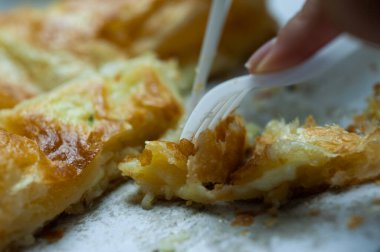 Kesilmiş peynirli lezzetli hamur işleri.