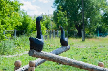 Kuğulardan yapılmış çocuk salıncağı.