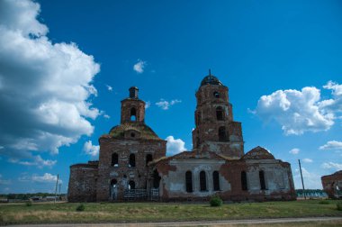 Güneşli bir yaz gününde eski kiliseyi mahvettim.