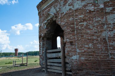 Eski kiliseden sığır otlağı