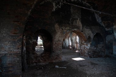 Terk edilmiş eski bir kilisenin büyük salonu.